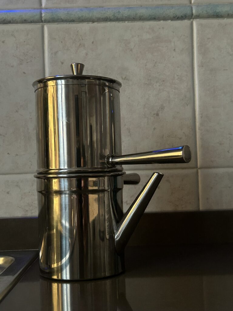 Cuccumella napoletana in acciaio, la tradizionale caffettiera a ribaltamento dell’Ottocento