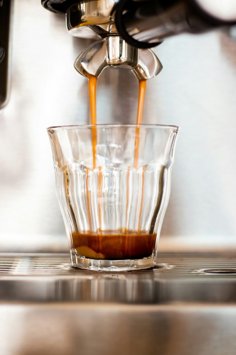 Doppia estrazione di espresso in bicchiere trasparente mostra crema perfetta e colore miele
