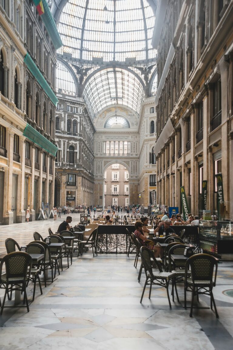 Tazzina di caffè napoletano su piattino bianco con sfondo scuro