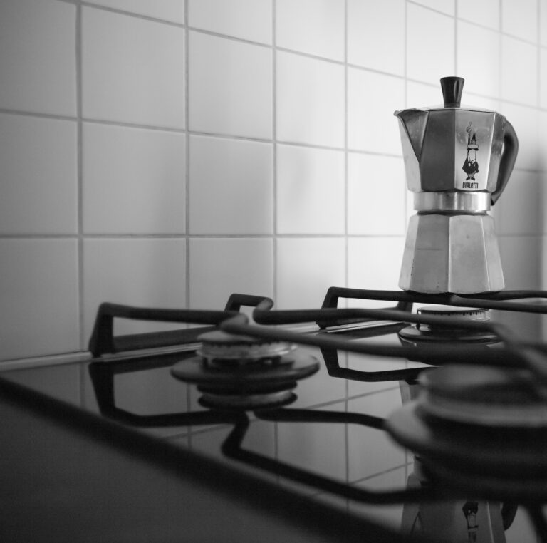 Moka Bialetti classica argentata sul fornello in una cucina italiana