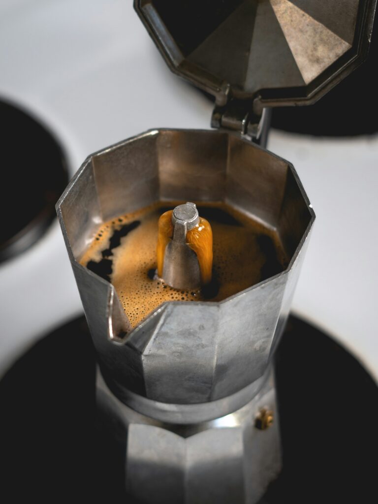 Moka in alluminio sul fornello mentre il caffè sale lentamente