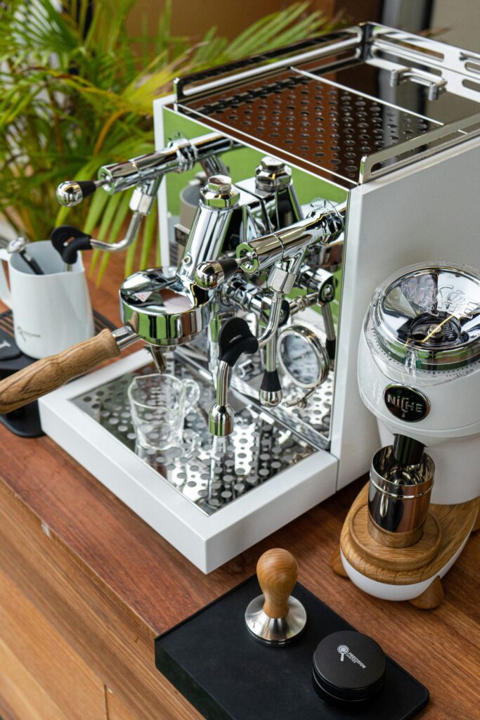 Setup per espresso domestico con tamper in legno macinino professionale e macchina E61