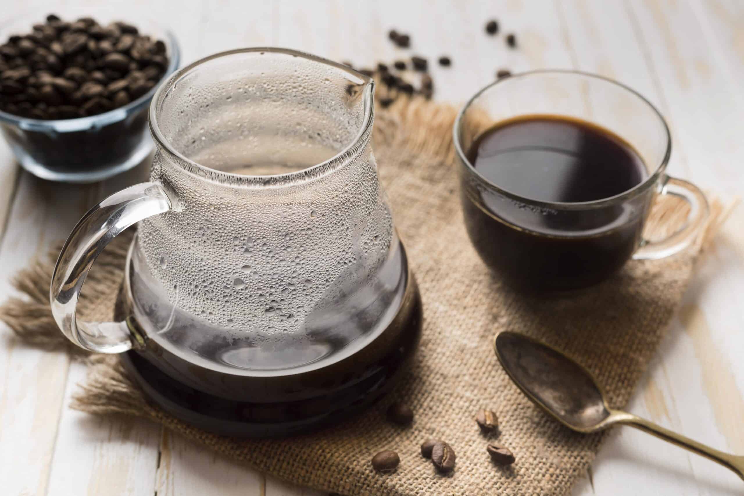 araffa di caffè filtro con condensa appoggiata su tessuto rustico.