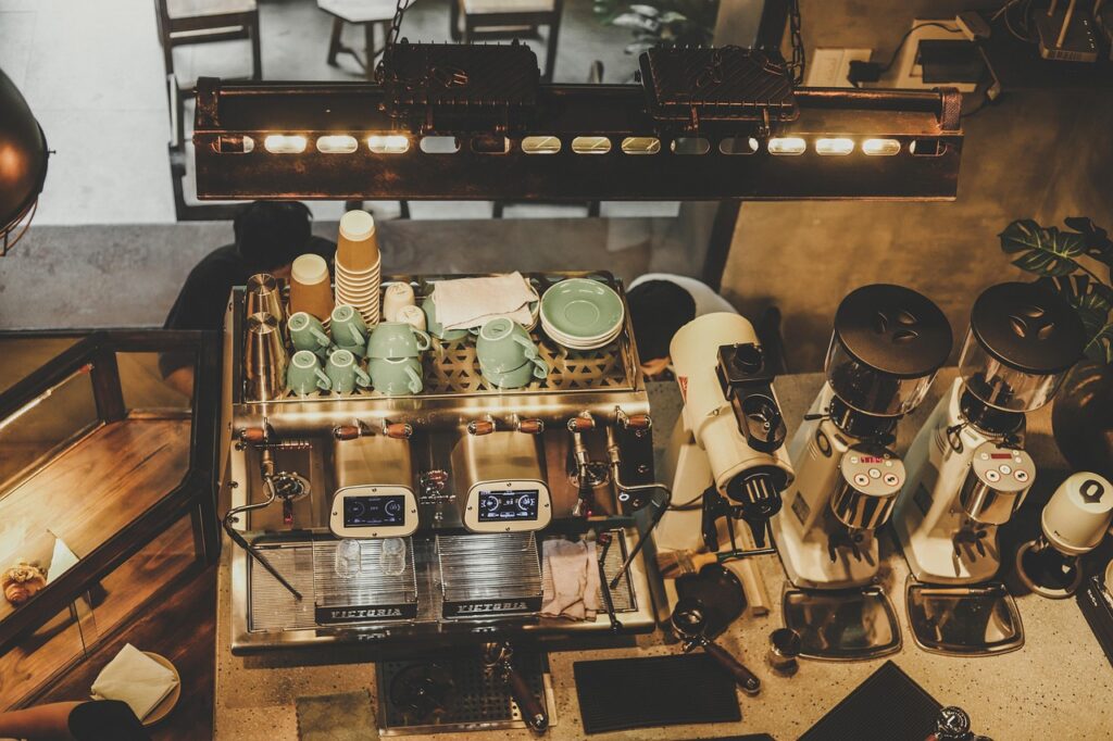 Banco bar moderno con macchina espresso professionale e macinacaffè