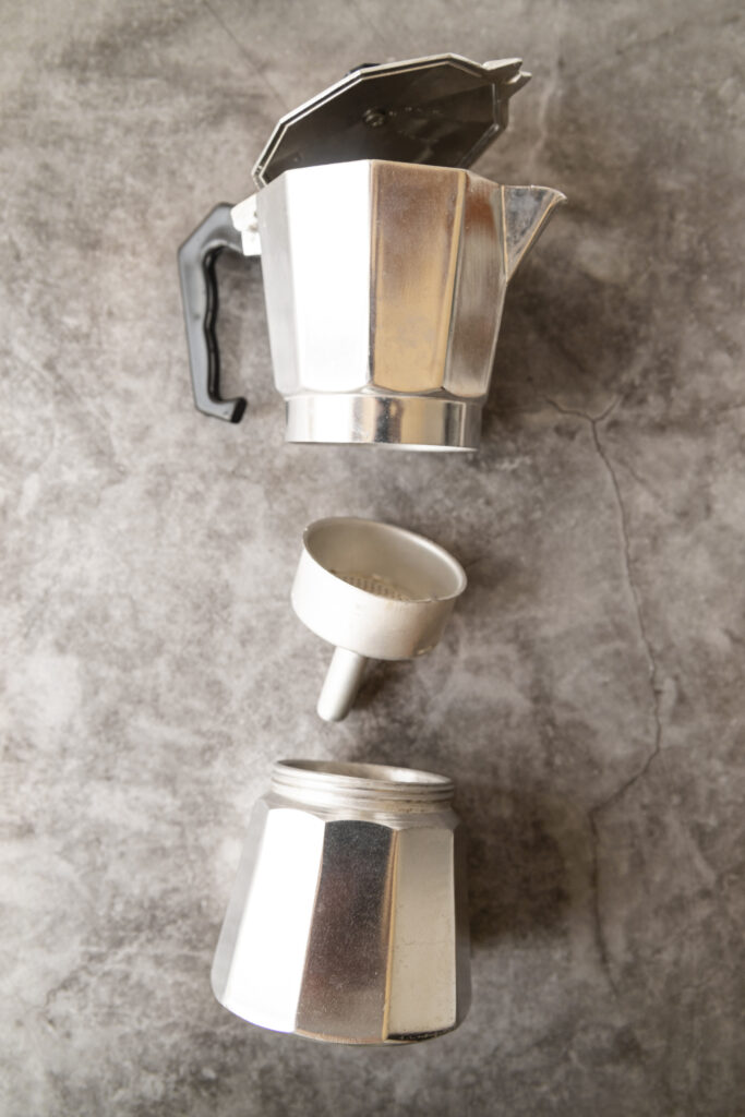 Moka smontata con raccoglitore, filtro e caldaia separati per la pulizia
