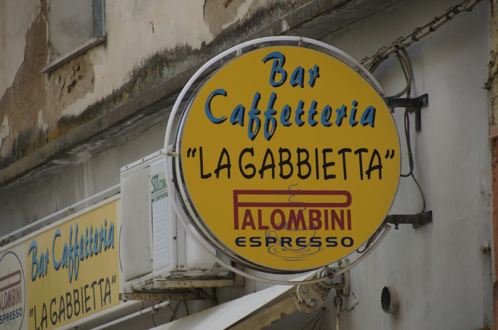Insegna di una caffetteria italiana tradizionale