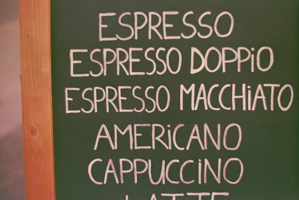Lavagna di un bar italiano con menu di caffè espresso e cappuccino