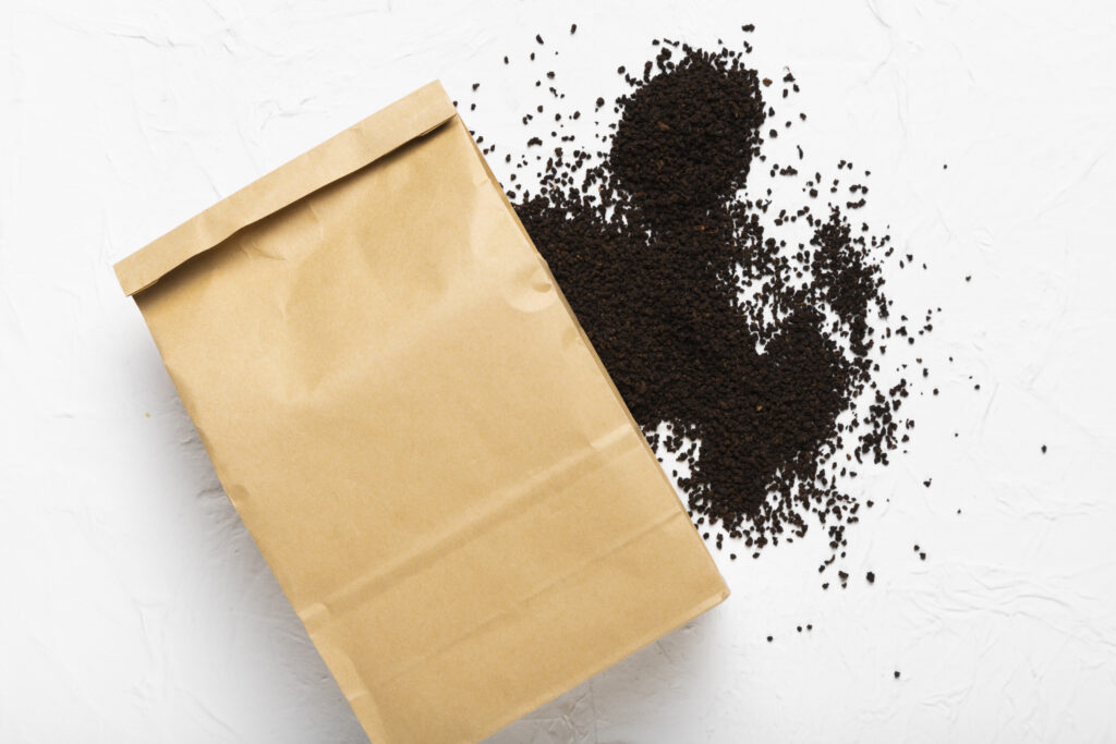 Caffè premacinato fuoriuscito da un sacchetto, già ossidato e privo di freschezza