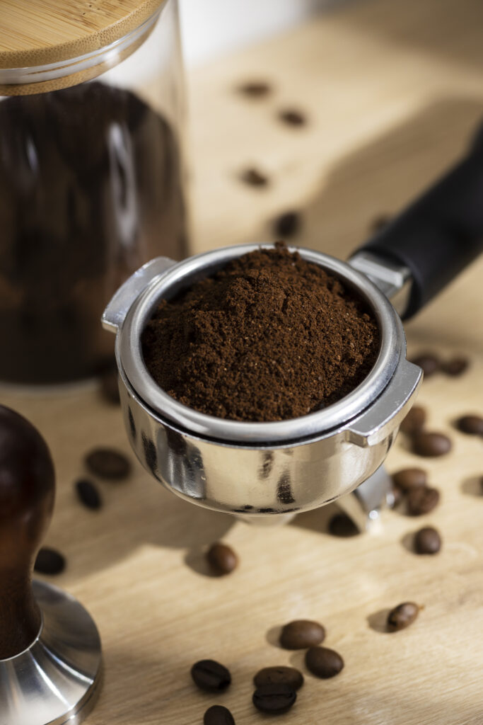 Portafiltro colmo di caffè macinato fresco, pronto per l’estrazione