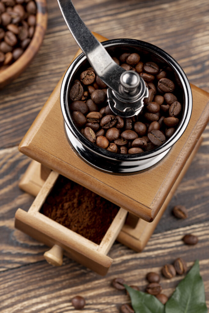 Macinacaffè manuale con chicchi e caffè macinato nel cassettino