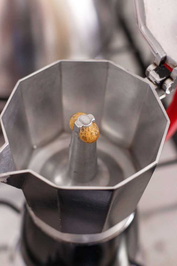 Inizio dell’estrazione del caffè nella moka, con flusso chiaro e delicato