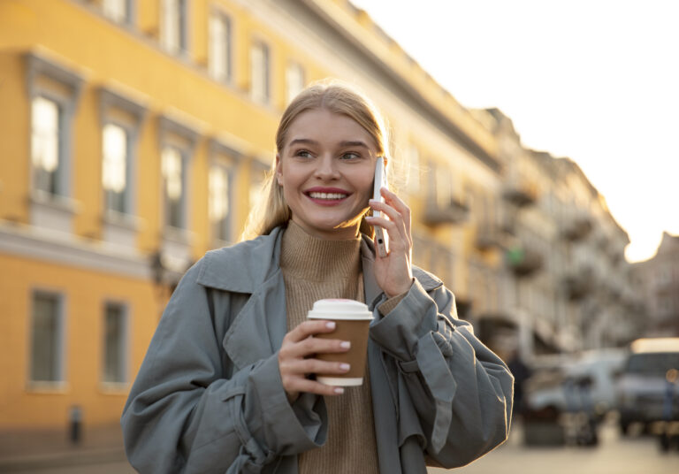 Donna che cammina in città bevendo caffè americano da asporto