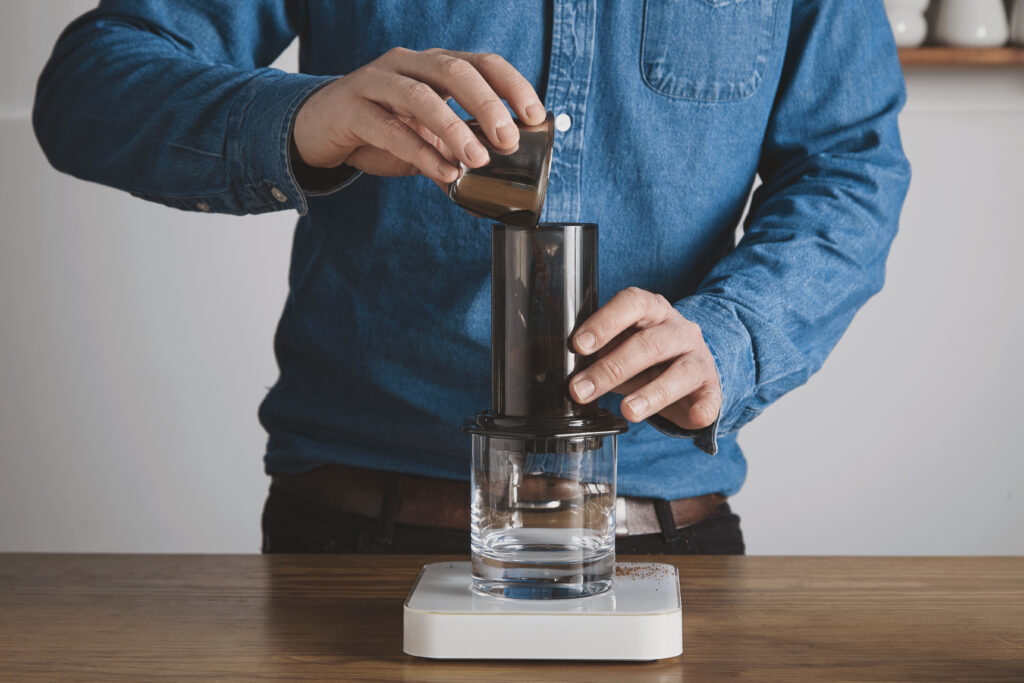 Preparazione AeroPress con caffè macinato primo step