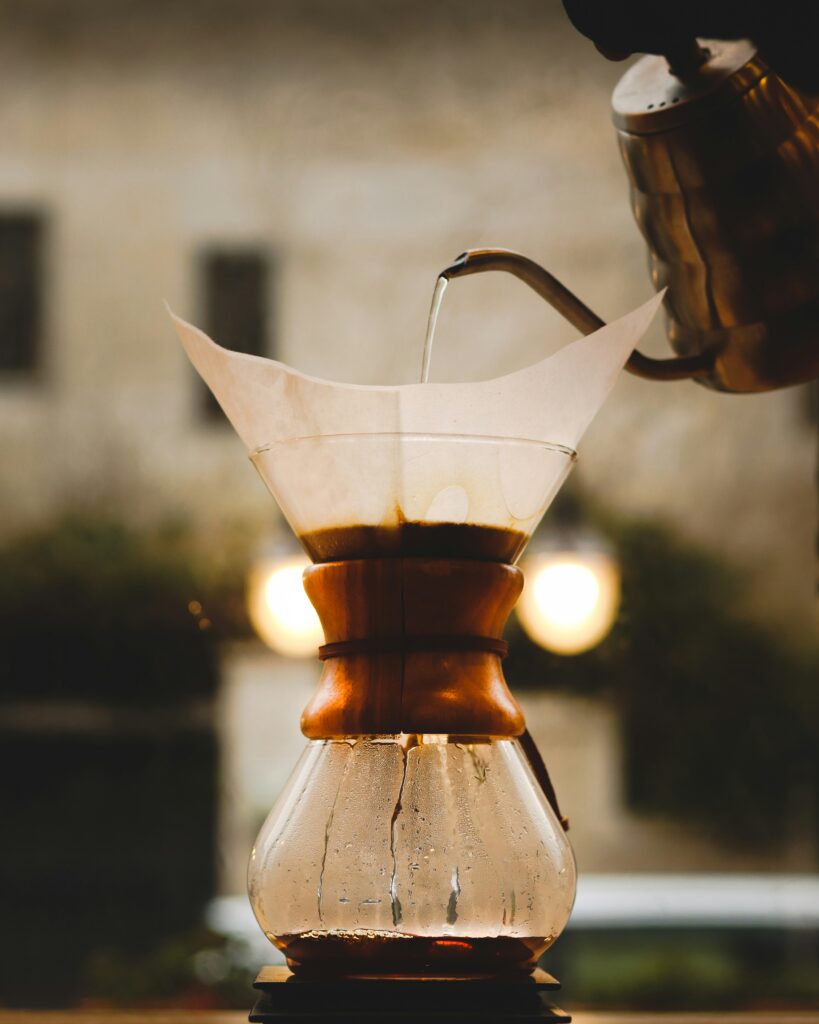 Preparazione del caffè con Chemex e filtro in carta durante l’estrazione