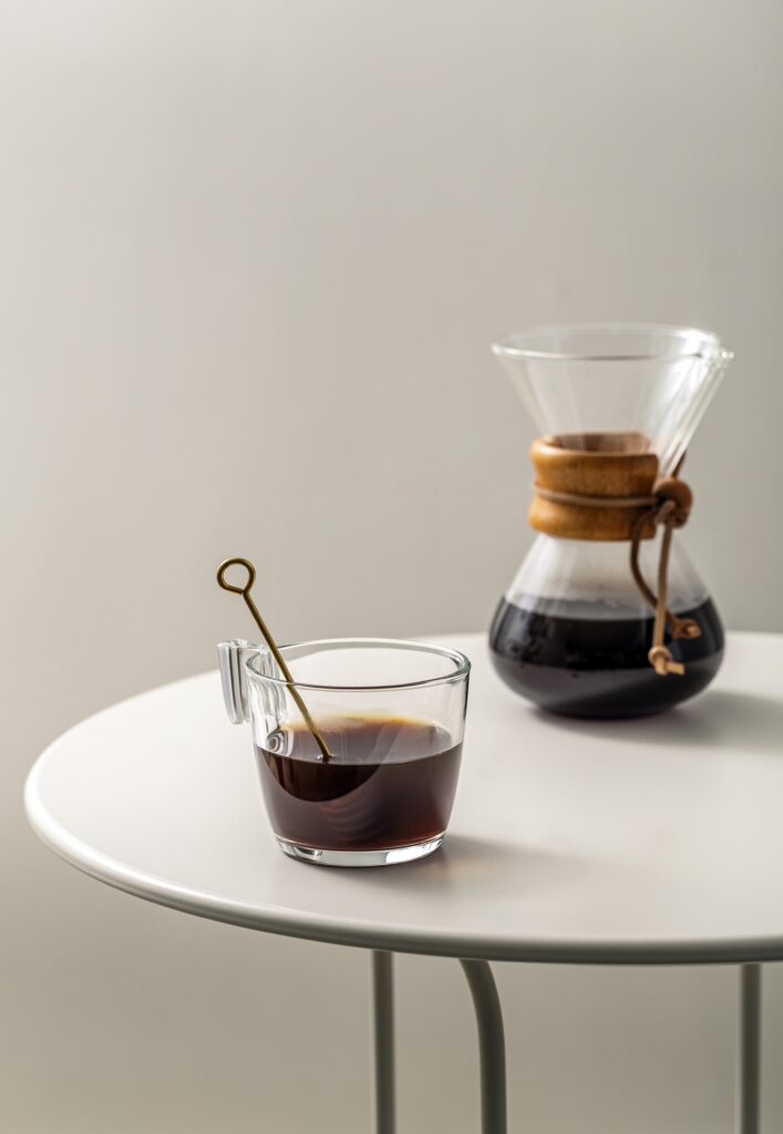 Servizio di caffè filtro con Chemex, tra rituale e design contemporaneo