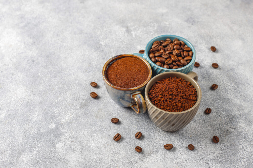 Chicchi di caffè interi, macinatura fine per espresso e macinatura media in tazze colorate