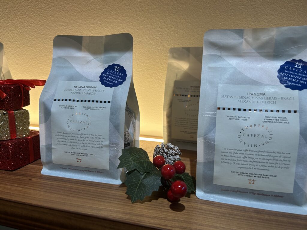 Etichetta caffè specialty con informazioni su origine, processo e cupping score