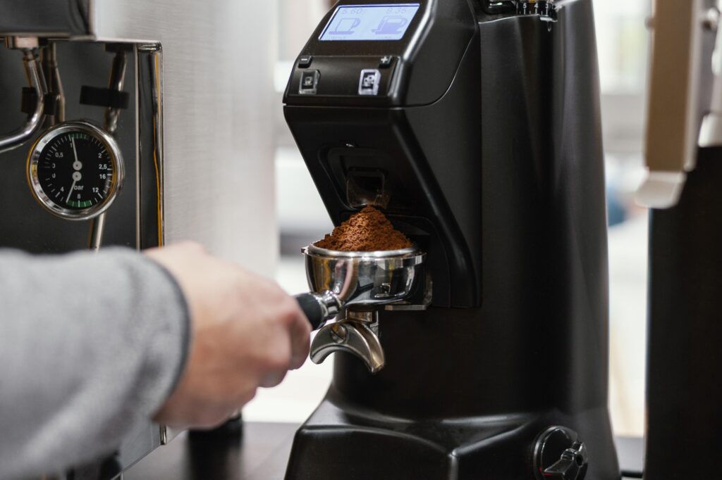 Barista usa macinacaffè elettrico con display digitale portafiltro