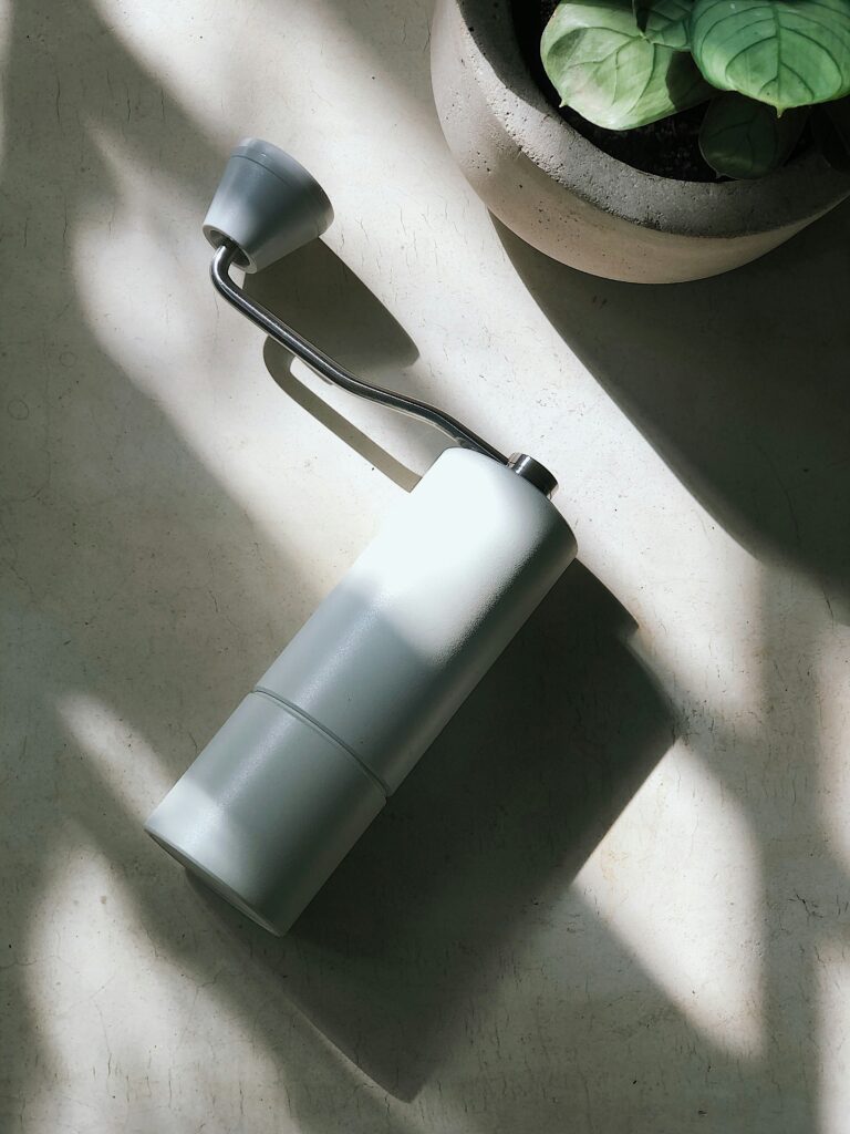 Macinacaffè manuale moderno design minimalista manovella