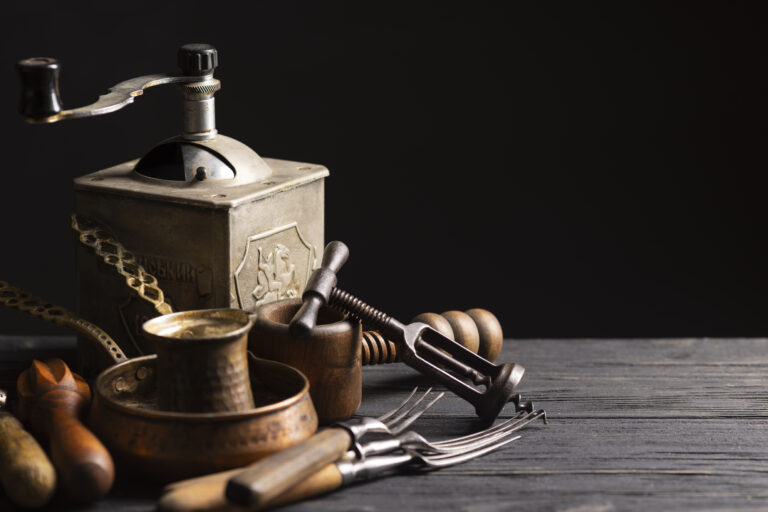 Macinacaffè manuale vintage in legno con accessori antichi caffè