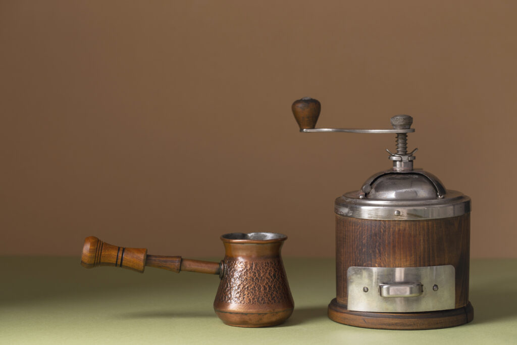 Macinacaffè vintage con ibrik turco caffettiera tradizionale