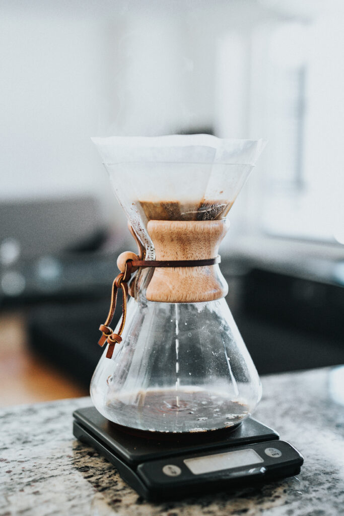 Preparazione caffè filtro con Chemex su bilancia di precisione