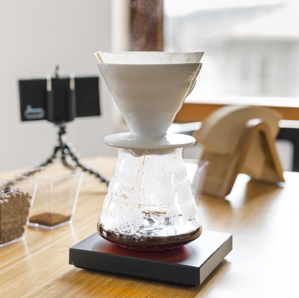Hario V60 con caffè filtro appena preparato in server di vetro
