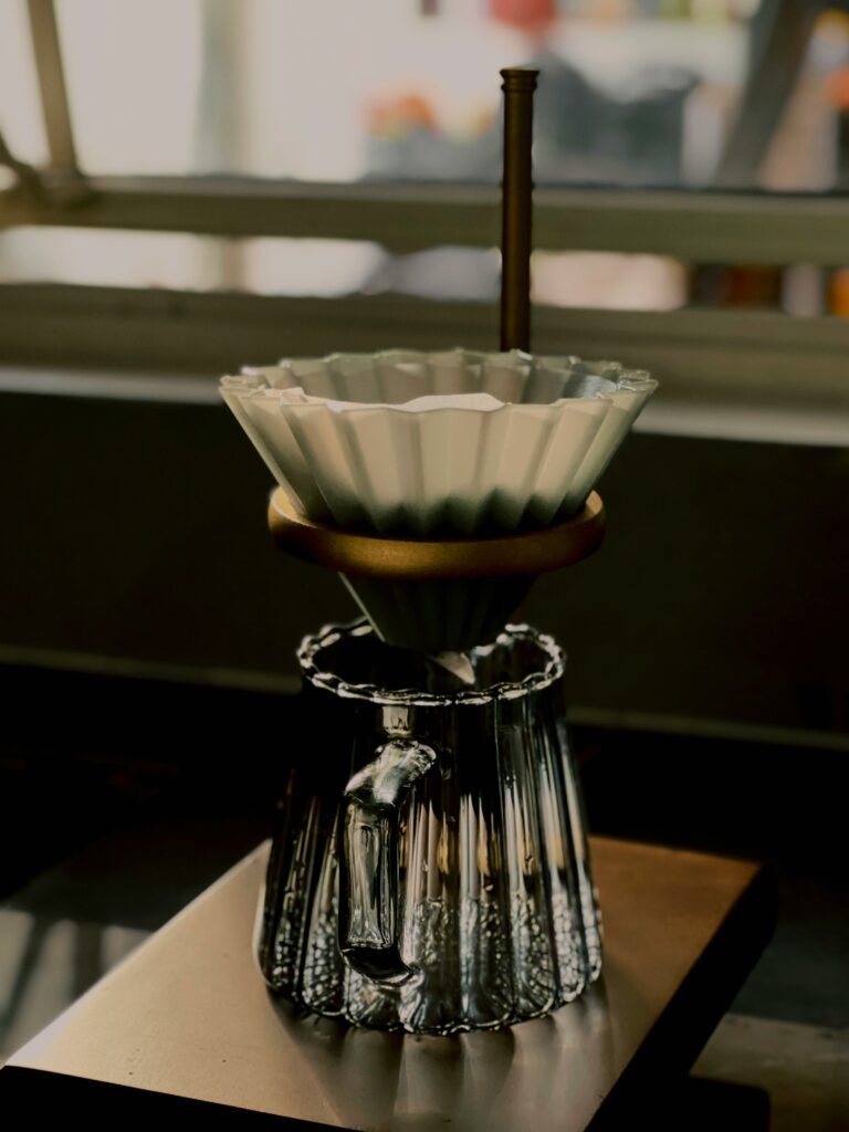 Dripper V60 in ceramica bianca con design minimalista giapponese