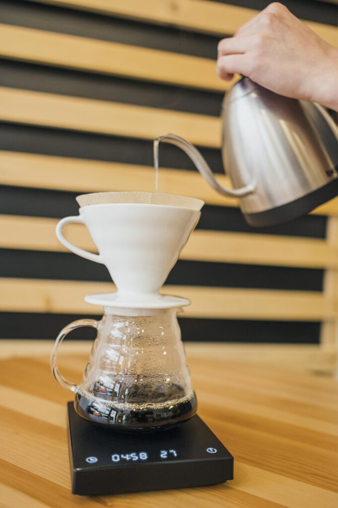 Setup completo per caffè V60: dripper, server in vetro e bilancia digitale