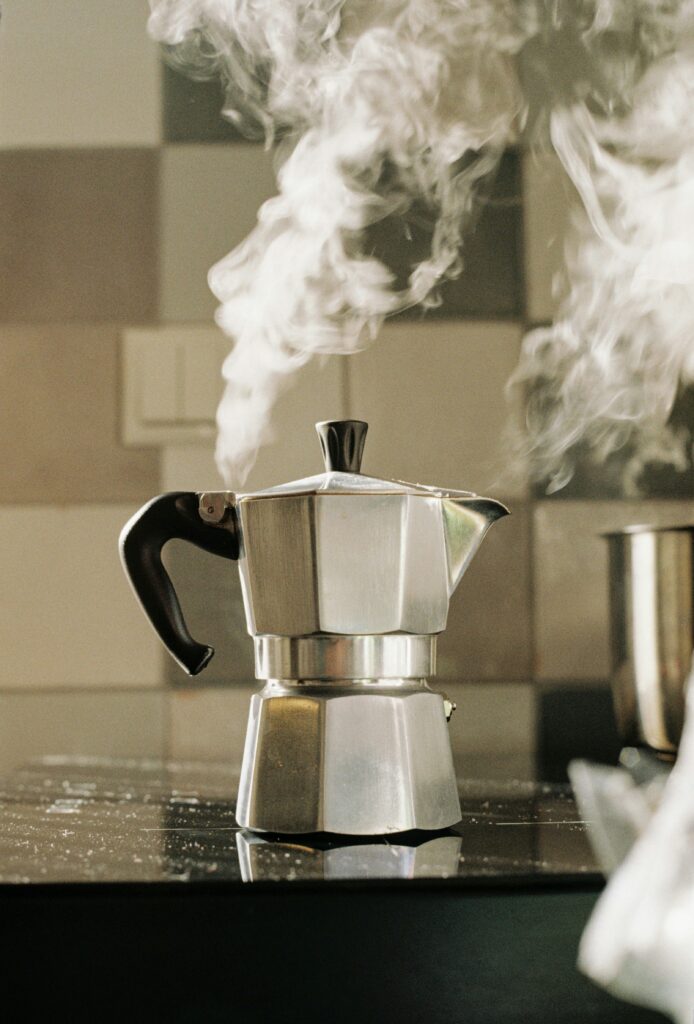 Moka sul fornello con vapore che esce durante l'estrazione del caffè